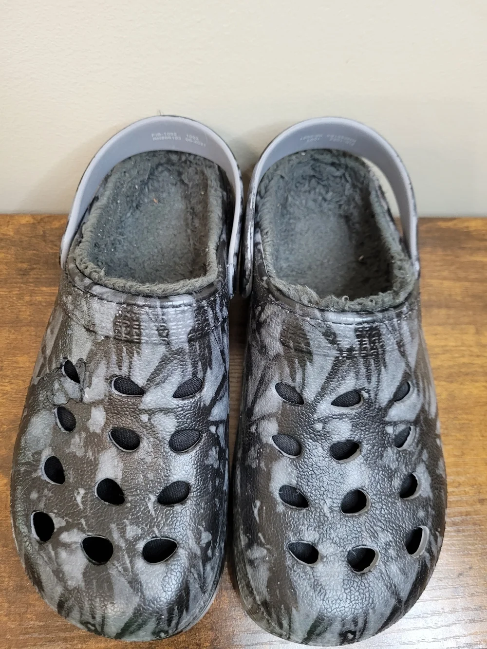 Capelli New York Gray & Black Tie-Dye Fleece Lined Clog size 3/4
